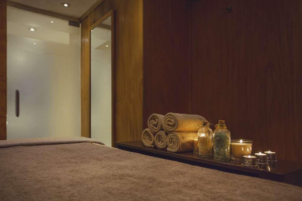 Nh Collection Plaza Santiago Hotell Fasiliteter bilde A massage table