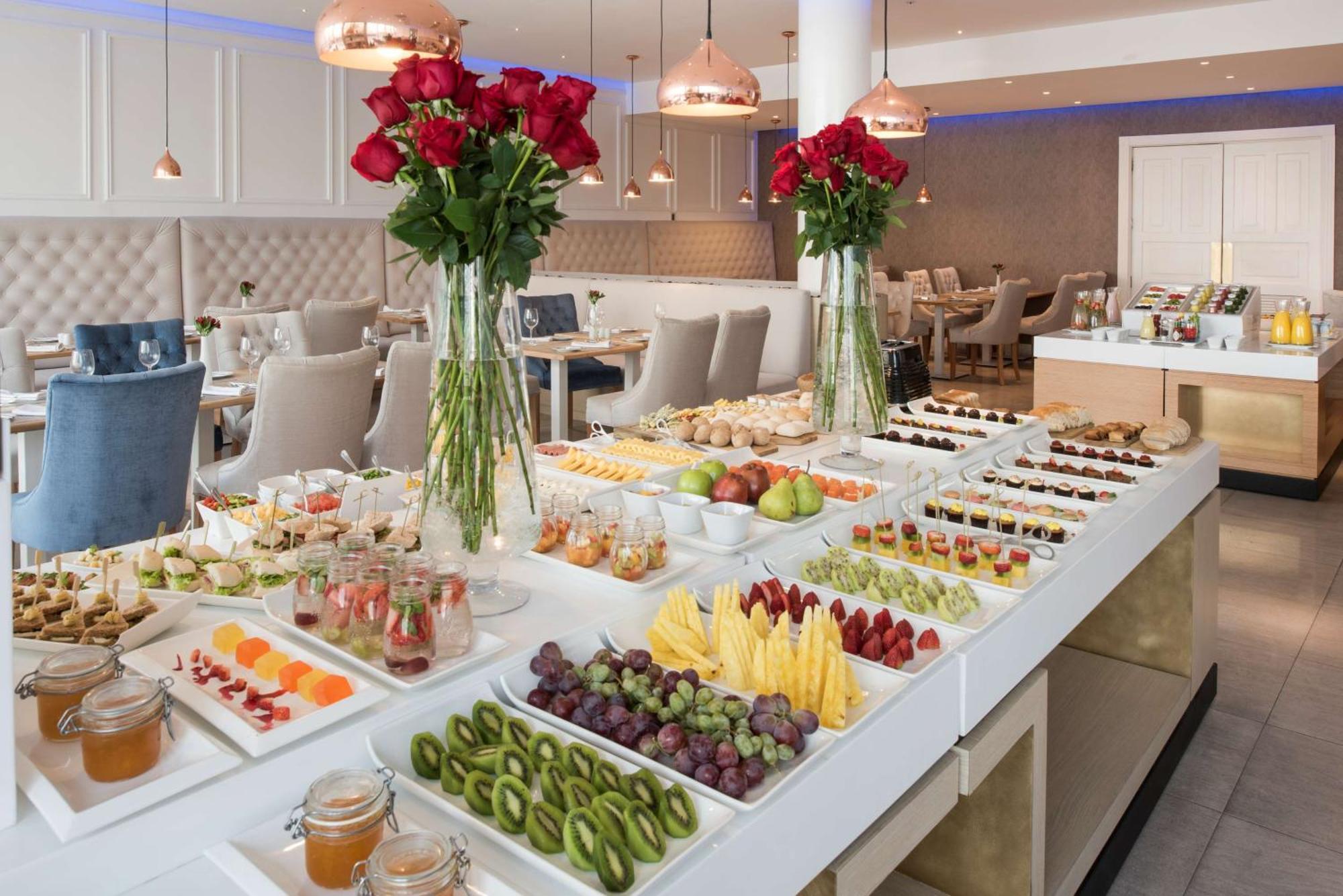 Nh Collection Plaza Santiago Hotell Eksteriør bilde A buffet at a hotel