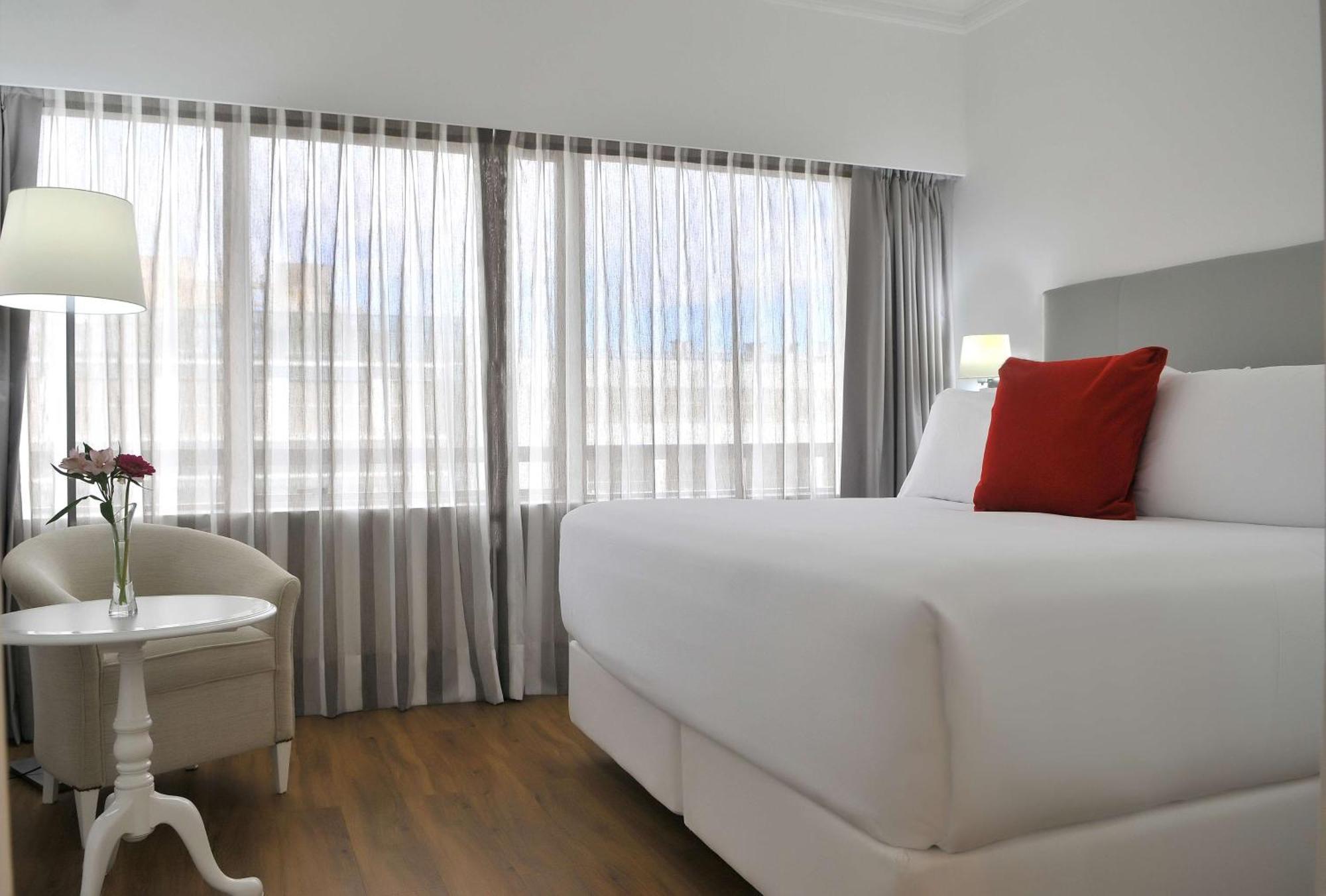 Nh Collection Plaza Santiago Hotell Eksteriør bilde A room at the hotel
