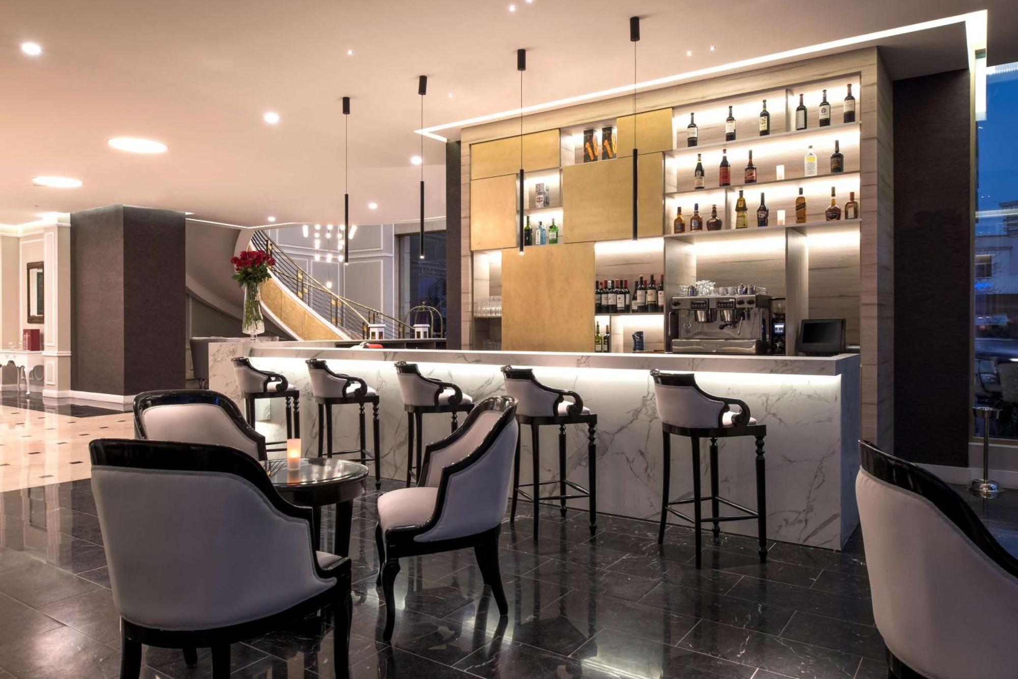 Nh Collection Plaza Santiago Hotell Eksteriør bilde The bar at the 100 Queen's Gate