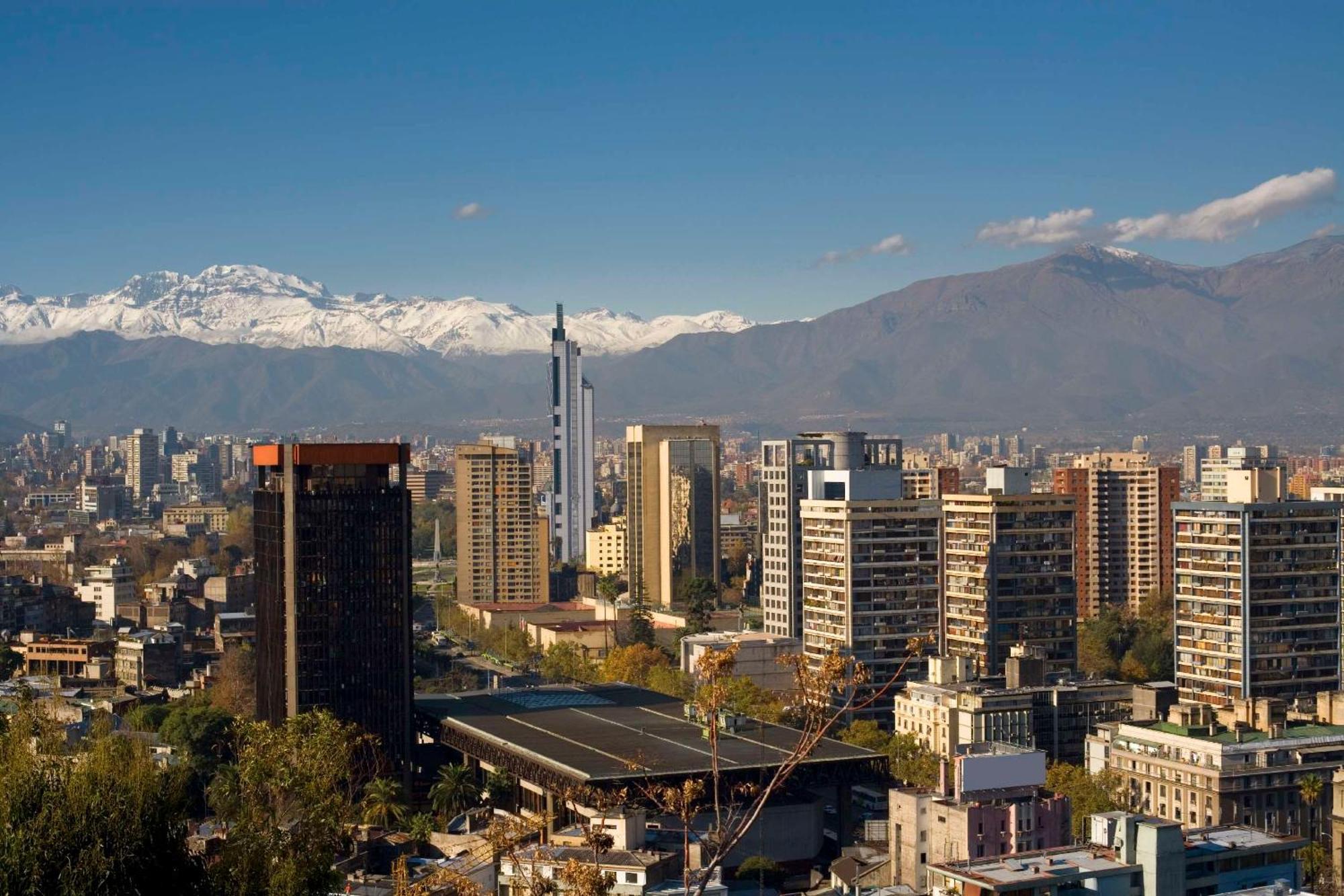 Nh Collection Plaza Santiago Hotell Eksteriør bilde Santiago skyline